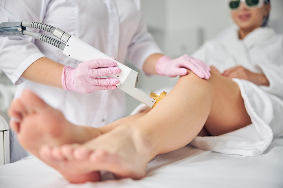 Beneficios de la depilación laser mitos realidad - Sesión de depilación láser en piernas realizada por profesional.