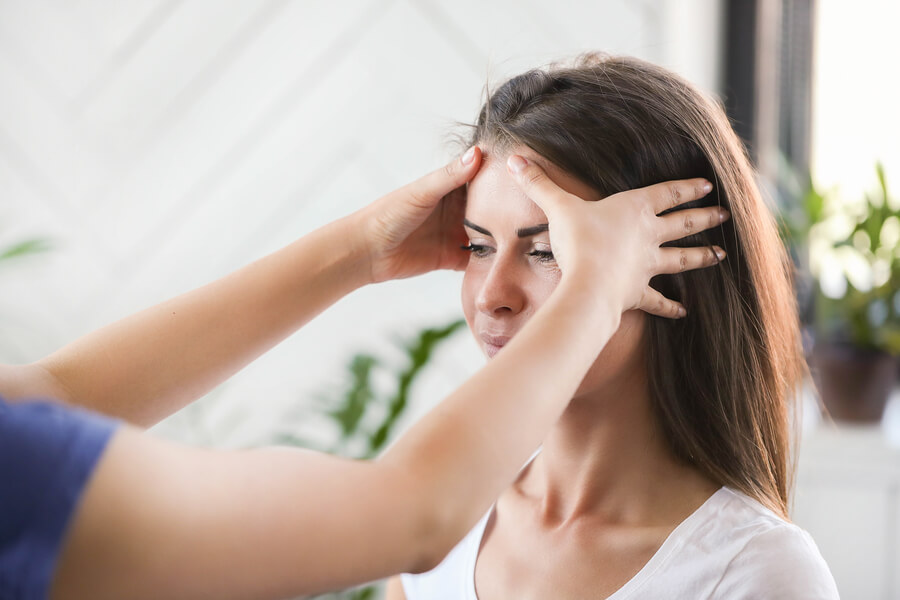 Beneficios del Botox beneficios - Evaluación facial realizada por profesional en consulta estética