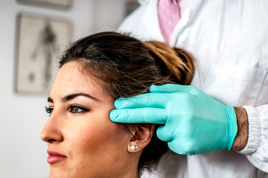 Beneficios del Botox comparación - Evaluación médica de la articulación temporomandibular por especialista