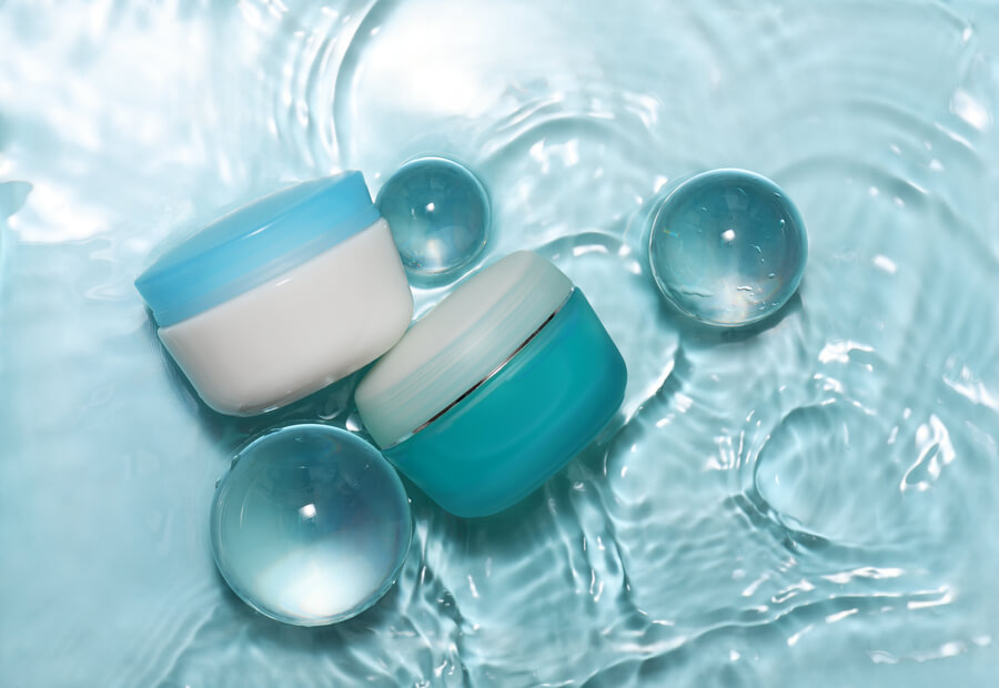Beneficios del NCTF - Tarros de crema sobre superficie con gotas de agua