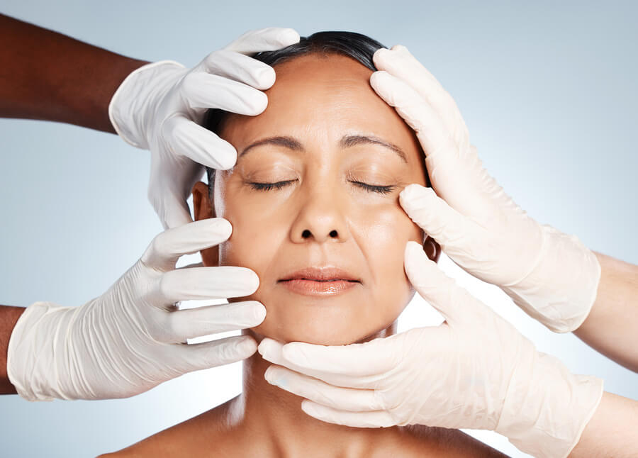 Beneficios del NCTF efectos - Mujer con ojos cerrados siendo examinada por manos con guantes