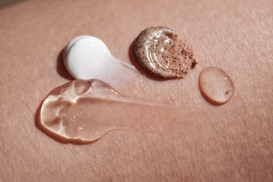 Beneficios del NCTF en la piel - Texturas de productos cosméticos sobre la piel