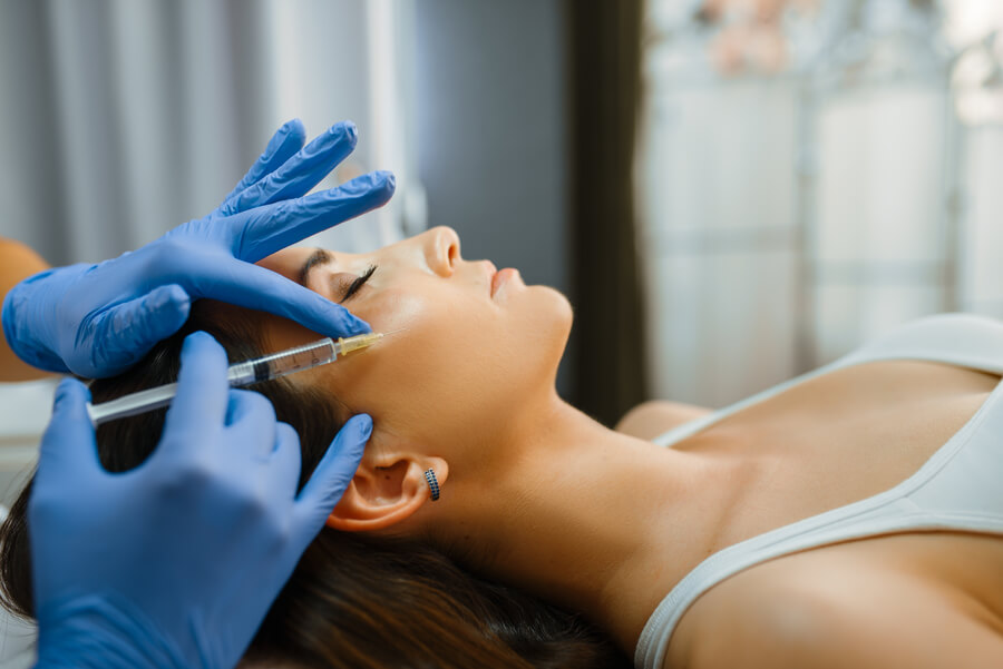 Beneficios del NCTF proceso - Aplicación de inyección estética en el rostro de una mujer