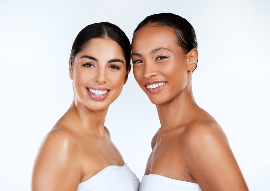 Bioestimulador sculptra resultados - Dos mujeres sonriendo con piel radiante y saludable