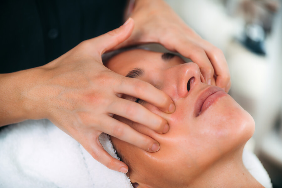 Botox por Primera Vez mitos - Masaje facial relajante en proceso