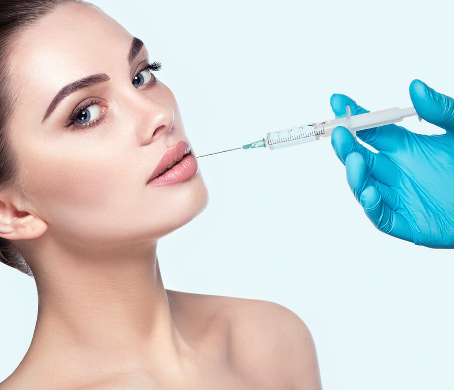 Botox por Primera Vez otros - Mujer preparándose para inyección estética en los labios