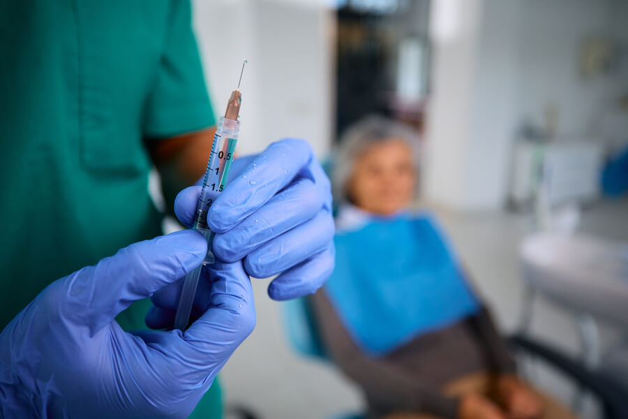 Botox por Primera Vez que-como - Profesional de la salud sosteniendo jeringa lista para inyección