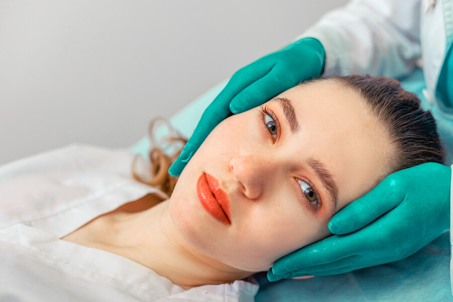 Botox Preventivo cuales son - Mujer recibiendo cuidado facial en consulta estética
