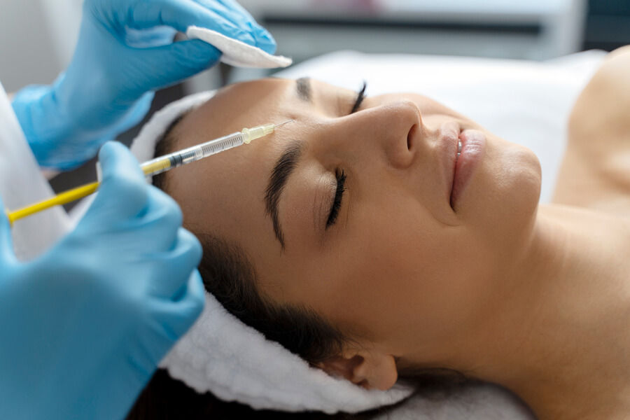 Botox Preventivo edad - Mujer recibiendo inyección estética en la frente