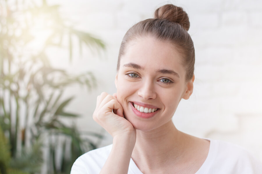 Botox Preventivo frecuencia - Mujer joven sonriendo con expresión relajada