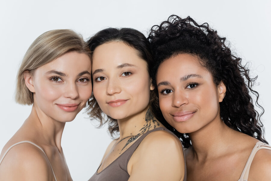 Botox Preventivo testimonios - Tres mujeres de diferentes estilos posando con confianza