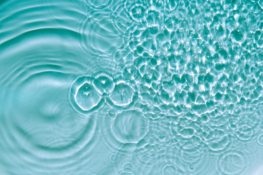 Botox Preventivo - Burbujas y ondas en agua turquesa