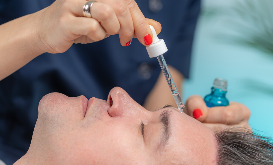Harmonyca que es ingredientes - Aplicación de suero facial en tratamiento de cuidado para la piel masculina