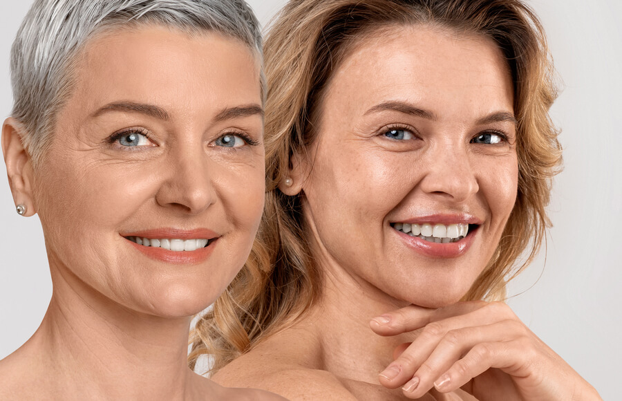 Harmonyca que es introduccion - Mujeres maduras sonriendo con piel saludable y natural.
