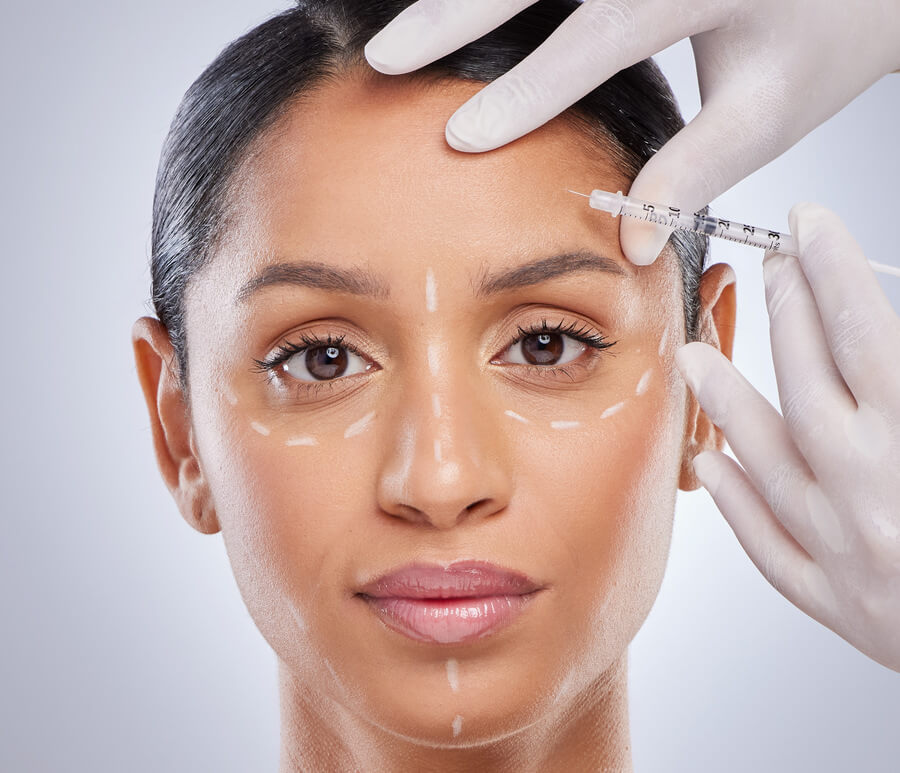 Harmonyca que es resultados - Mujer recibiendo tratamiento estético con inyección facial