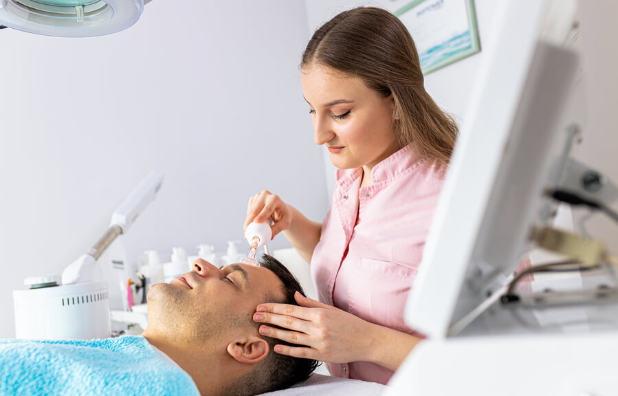 Hydrafacial vs Limpieza Facial - Hombre recibiendo tratamiento facial en centro estético.