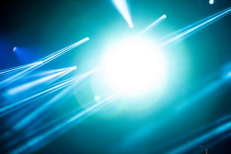 Láser CO2 Fraccionado Cómo Funciona - Luces azules brillando en un ambiente oscuro