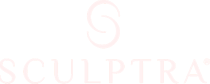 Logo sculptra pequeño - Logo de Sculptra® sobre fondo burdeos, con tipografía blanca elegante y símbolo curvo distintivo en la parte superior.