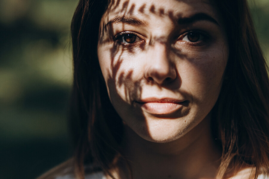 Radiesse Qué es conoce los beneficios - Rostro de mujer con sombras naturales proyectadas en su piel
