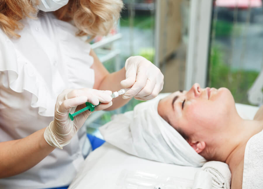 Radiesse Qué es introduccion - Especialista preparando inyección estética para tratamiento facial