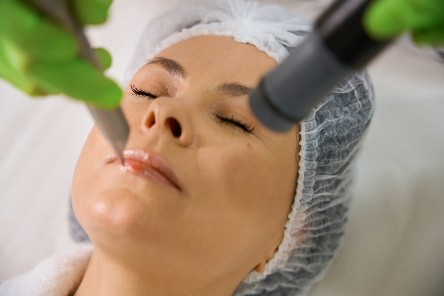 Skin booster beneficios rejuvenecedor - Tratamiento facial con tecnología de microdermoabrasión en mujer.