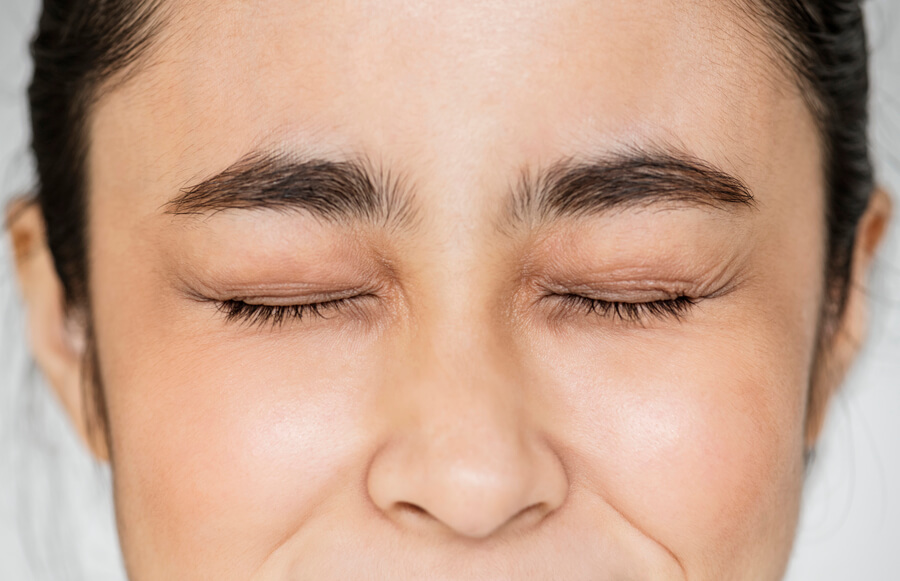 Tratamientos Sculptra funcion - Rostro sonriente con ojos cerrados