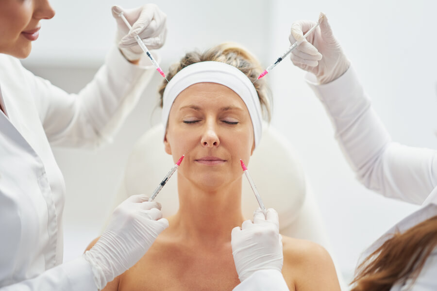 Tratamientos Sculptra procedimientos - Mujer recibiendo tratamiento estético con inyecciones faciales