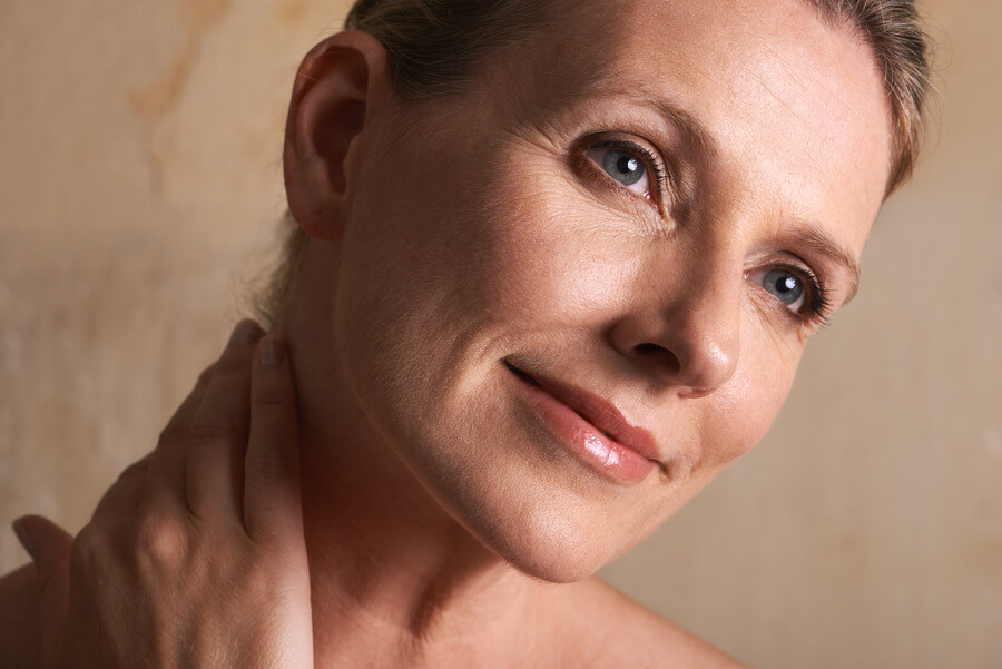 Tratamientos Sculptra resultados - Mujer madura con expresión serena y mirada reflexiva