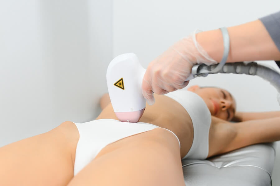 Depilación con láser bikini sesiones - Sesión de depilación láser en zona íntima realizada por profesional con guantes