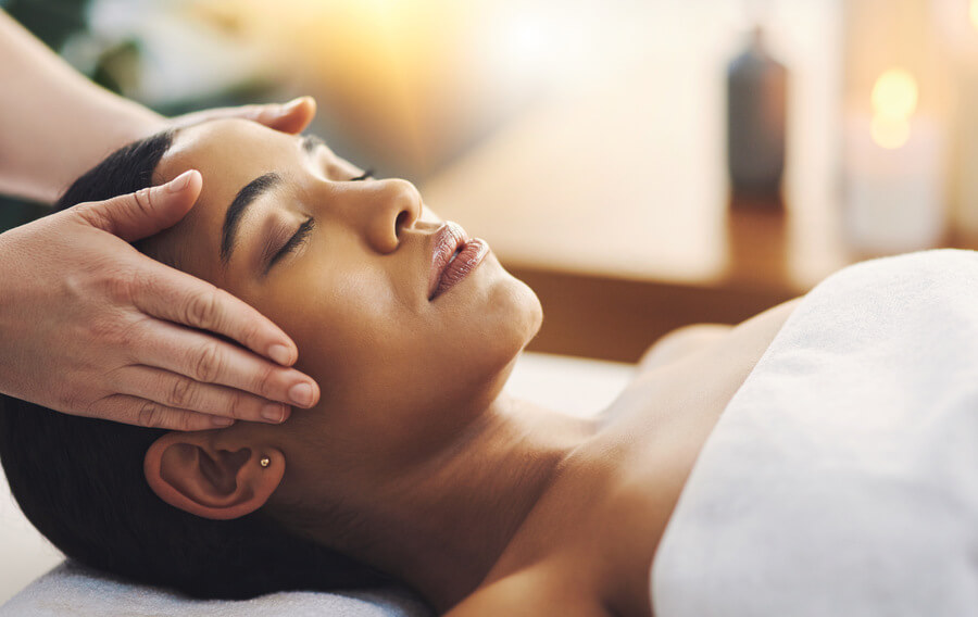 Nctf que es funcion - Mujer recibiendo masaje facial en un ambiente de spa