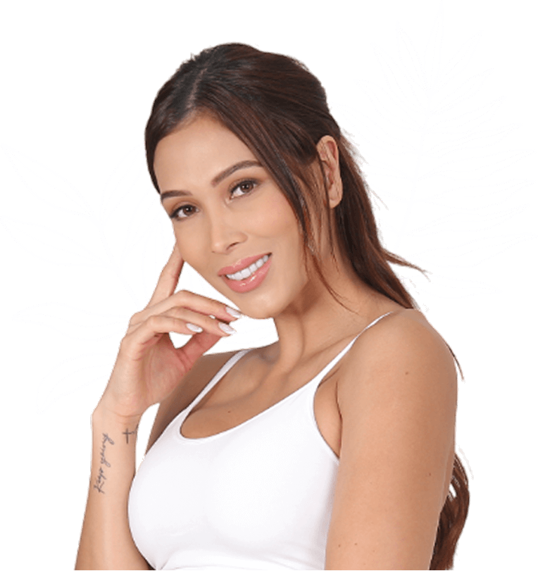 Sonrisa natural y piel saludable tras rutina de belleza.