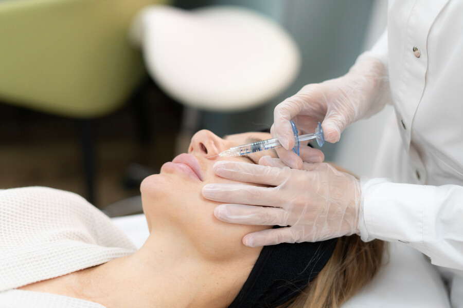 Cuidado bótox consejos - Aplicación de ácido hialurónico en labios para aumento y perfilado.
