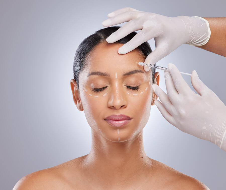 Cuidado bótox que es - Aplicación de toxina botulínica en el rostro para tratamiento estético.