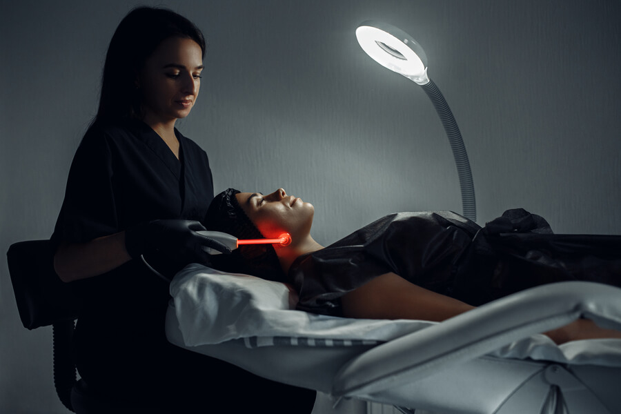 Laser co2 fraccionado antes y despues indicaciones - Tratamiento facial con tecnología láser en un centro estético.
