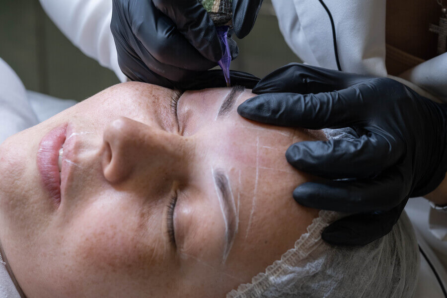Micropigmentación de cejas pelo a pelo la técnica - Micropigmentación de cejas con guía de diseño facial.