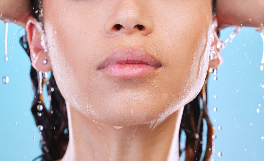 Radiesse mandíbula - Rostro de mujer con gotas de agua