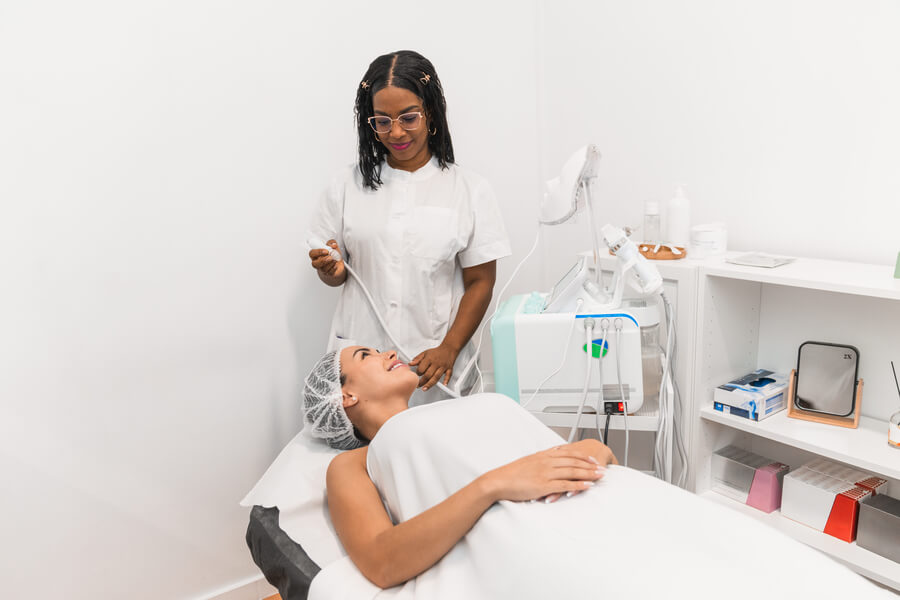 ¿Hay clínicas que ofrezcan tratamientos de bótox para hombres específicamente?