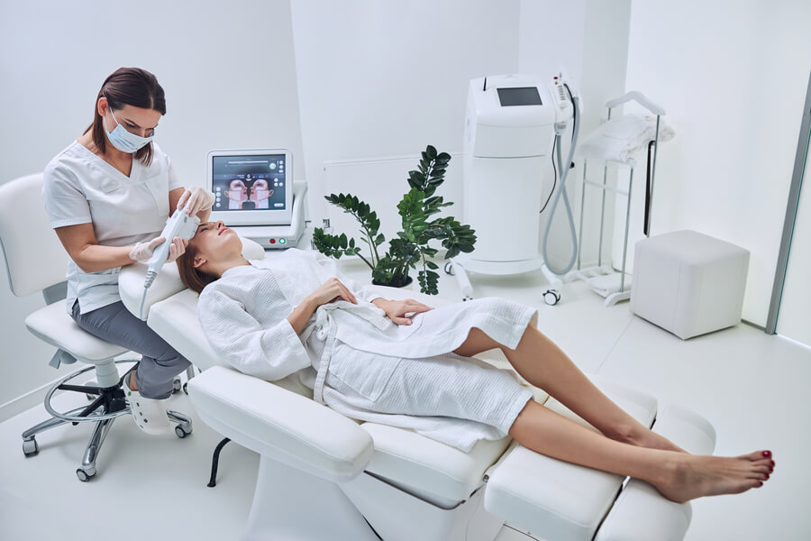 ¿Puedo combinar el tratamiento de bótox con otros servicios estéticos en un mismo lugar?