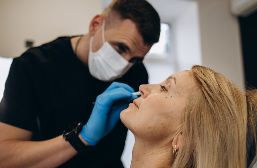 ¿Qué servicios adicionales suelen incluirse en las sesiones de bótox en centros especializados?