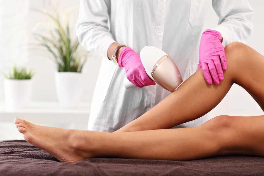 Tratamiento estético corporal en las piernas con tecnología especializada.