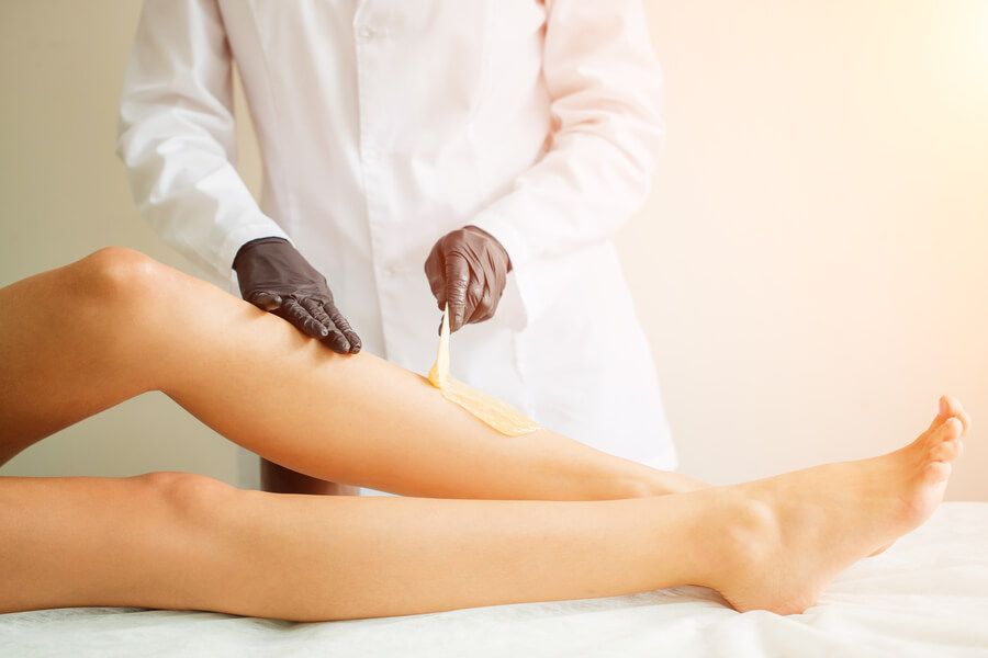 Aplicación de gel para tratamiento de depilación láser en las piernas.
