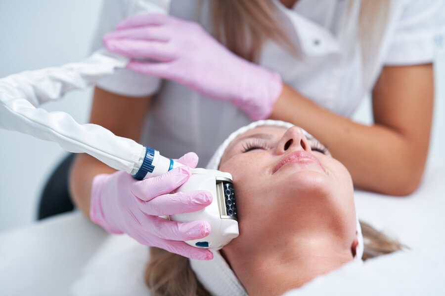 ¿Qué diferencia hay entre Sculptra y otros rellenos dérmicos disponibles en Colombia?