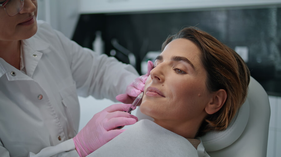 Clínicas especializadas en rellenos faciales con bioestimuladores en Antioquia