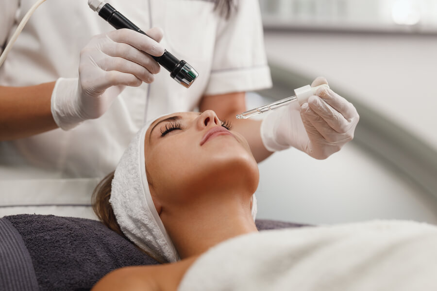 Dermapen en Medellín: dónde hacerlo con criterio médico